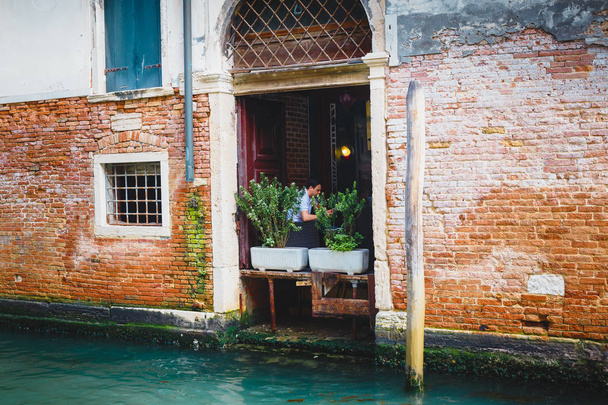Wenecja, Włochy - 24 maja 2018 r.: Piękna architektura Wenecji wyjątkowe. Pocztówka z widokiem na miasto. - Zdjęcie, obraz