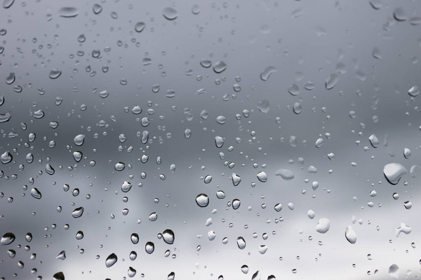 Yağmur damlaları penceresinde. Hava yağmurlu. Karpatlar yağmurda - Fotoğraf, Görsel
