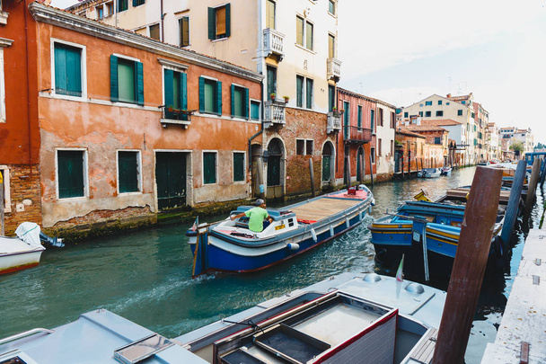Venetsia, Italia 24. toukokuuta 2018: Ainutlaatuisen Venetsian kaunis arkkitehtuuri. Postikortti näköalalla kaupunkiin
. - Valokuva, kuva