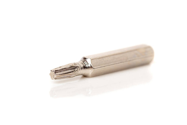Um conjunto de diferentes acessórios para uma chave de fenda com uma chave de fenda em um fundo branco close-up
 - Foto, Imagem