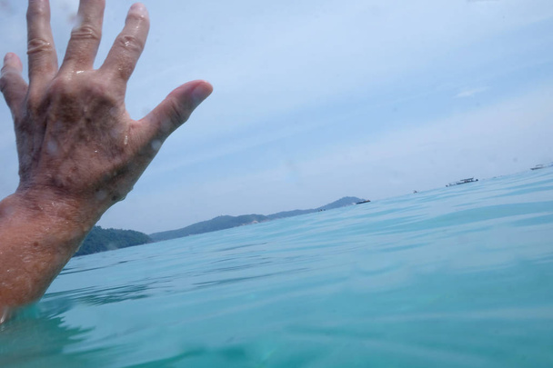  sualtı deniz ve parmakları suyun üstünde deniz çok mavidir - Fotoğraf, Görsel