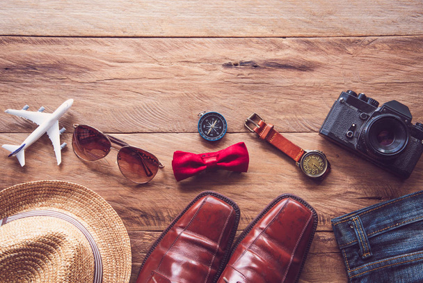 Reisebekleidung Accessoires für Männer auf Holzboden  - Foto, Bild