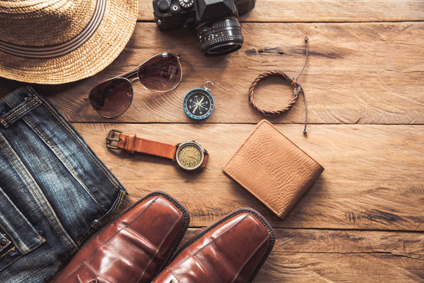 Reisebekleidung Accessoires für Männer auf Holzboden  - Foto, Bild