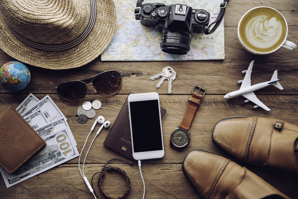 Trajes de accesorios de viaje. Pasaportes, equipaje, El costo de los mapas de viaje preparados para el viaje - Foto, Imagen