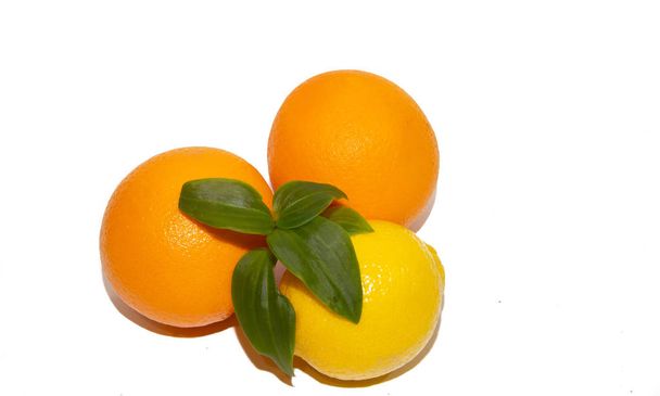 Narancs és citrom izolált fehér alapon. Gyümölcsök fehér alapon. Egy egész narancs. egész citrom - Fotó, kép