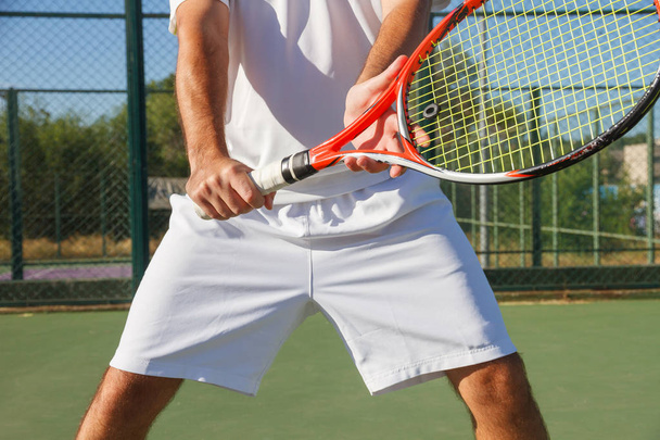Bir maçta topu bekliyor tenis raketi holding profesyonel tenis oyuncusu, yakın çekim - Fotoğraf, Görsel