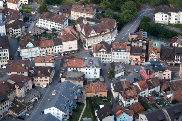 Een weergave van het dorp van Bad Ragaz in de Zwitserse Alpen van hoog boven - Foto, afbeelding