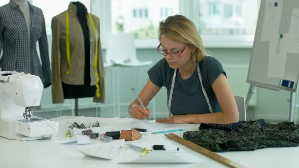 Dziewczyna Projektant rysuje szkic garnitur ołówkiem - Materiał filmowy, wideo
