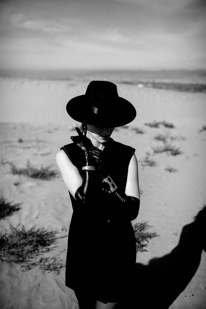 Κορίτσι με τα μαύρα στην έρημο  - Φωτογραφία, εικόνα
