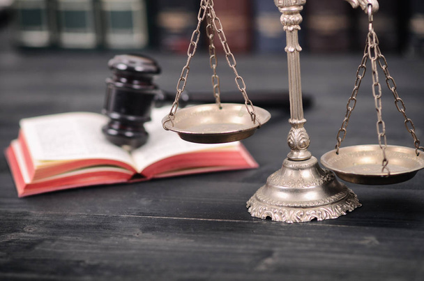 法と正義、合法性の概念、正義および裁判官小槌黒い木製の背景のスケール. - 写真・画像