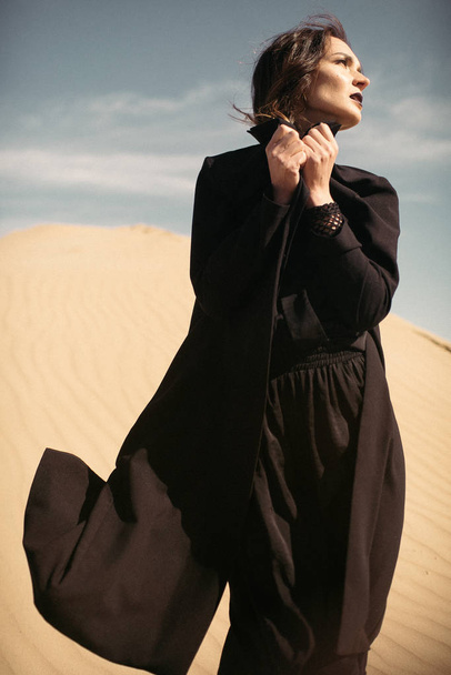 Dívka v černém oblečení v poušti - Fotografie, Obrázek