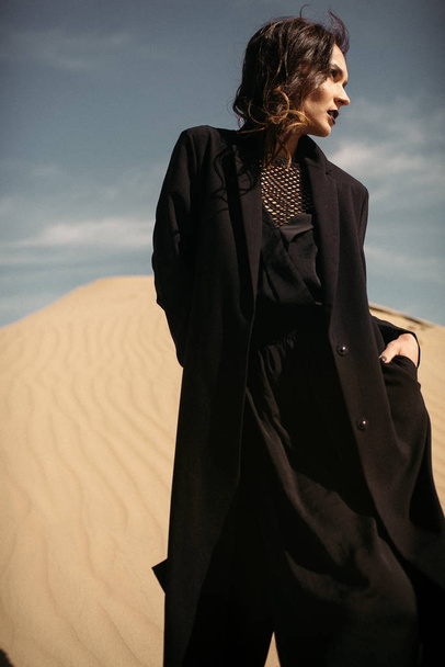 Dziewczyna w czarnej sukni w pustyni - Zdjęcie, obraz