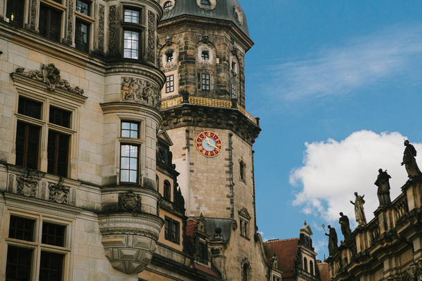 Teil des uralten architektonischen Komplexes des königlichen Palastes in Dresden in Deutschland - Foto, Bild