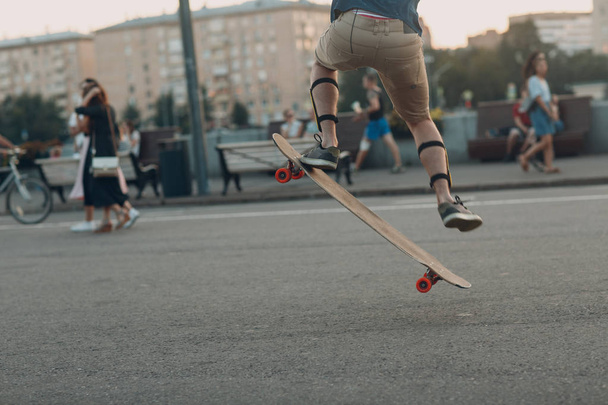 Een skateboard-vent doet de truc - Foto, afbeelding