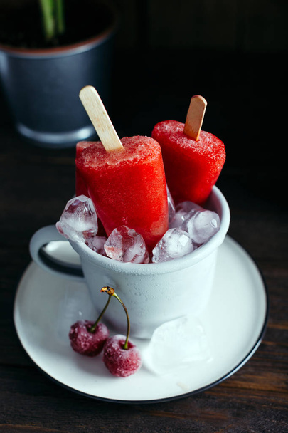 Owoc lodu z wiśni w kubku, lody - Zdjęcie, obraz
