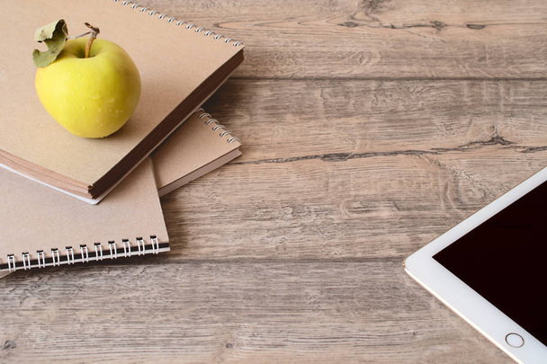Szkoła notebook, tablet i zielone jabłko na podłoże drewniane - Zdjęcie, obraz
