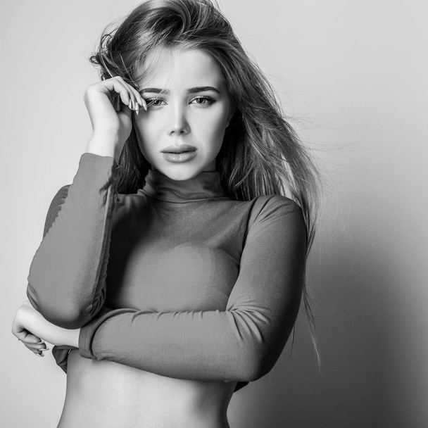 Young sensual model woman pose in studio. Black-white photo. - Foto, Imagem