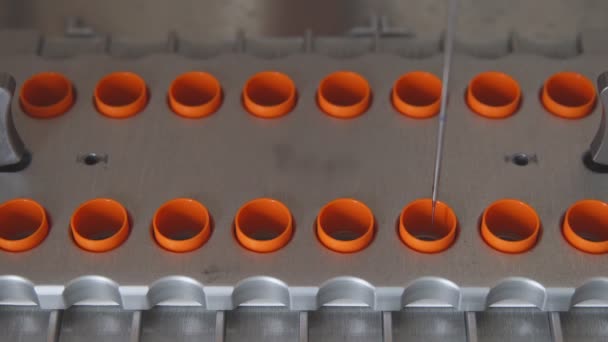 In het medisch laboratorium voert close-up robot de procedure van kunstmatige bevruchting van de eieren met een naald - Video