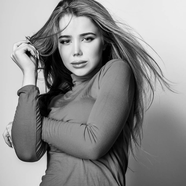 Young sensual model woman pose in studio. Black-white photo. - Foto, afbeelding