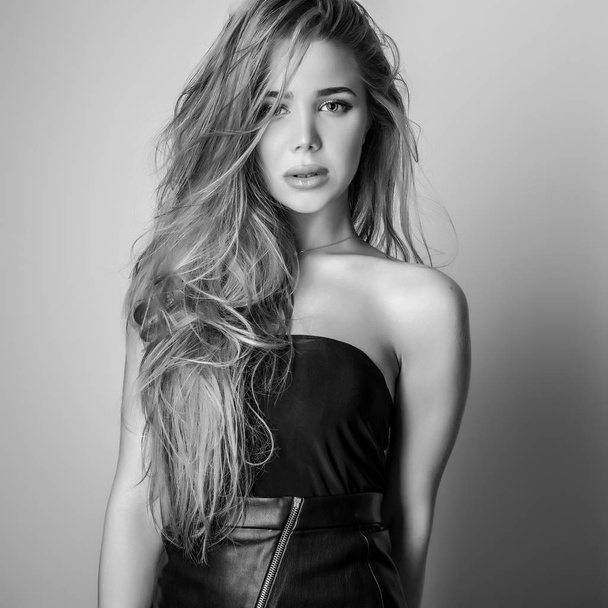 Young sensual model woman pose in studio. Black-white photo. - Φωτογραφία, εικόνα