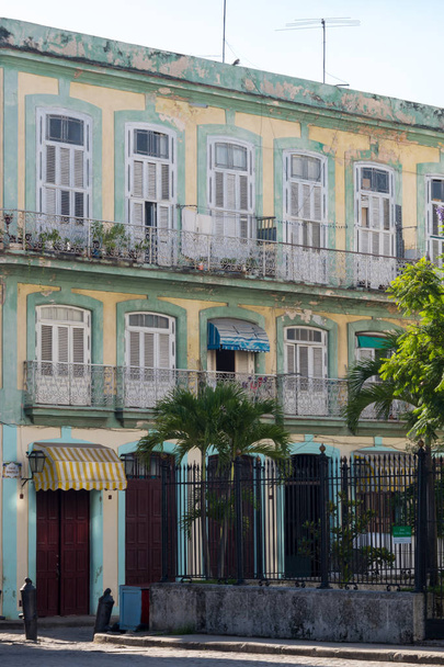 Kleurrijke Cubaanse gebouw in Havana, Cuba, Caribisch gebied - Foto, afbeelding