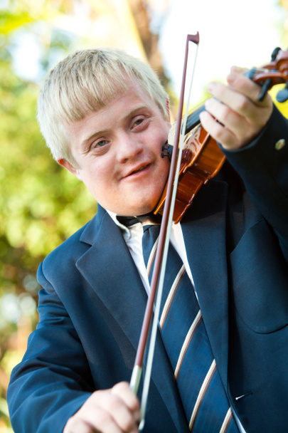 Lindo chico discapacitado tocando el violín
. - Foto, imagen
