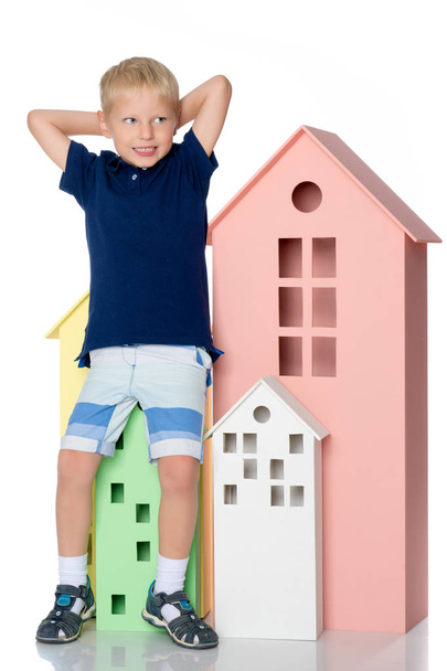 A little boy is playing with colorful houses. - Foto, immagini