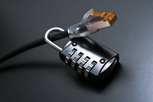 Cable Ethernet de red asegurado por un bloqueo de combinación - Concepto de seguridad en Internet
 - Foto, imagen