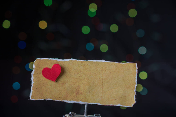 Sevgililer Günü 'nde yırtık kağıda aşk kavramı yazılıyor. - Fotoğraf, Görsel