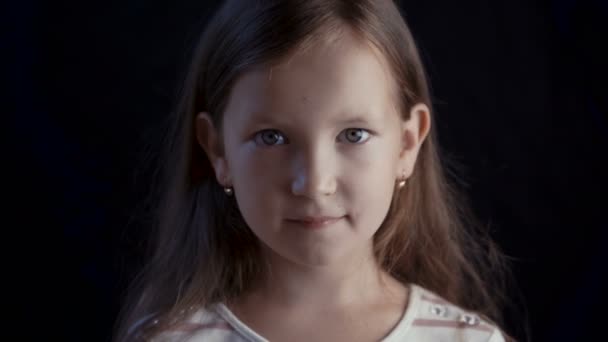 portrét mladá hezká holka - Záběry, video