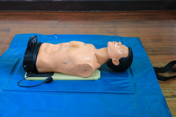 CPR ανδρεικέλου εκπαίδευση έκτακτης ανάγκης επανεκπαιδεύονται να βοηθήσει - Φωτογραφία, εικόνα