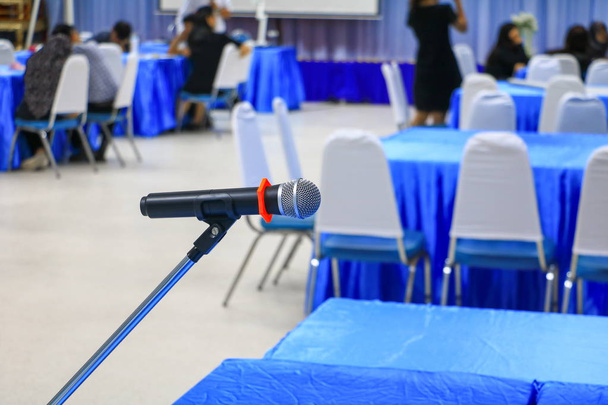 micrófono inalámbrico en una sala de reuniones seminario conferencia fondo: Seleccione el enfoque con poca profundidad de campo
. - Foto, Imagen