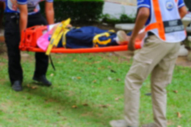 flou des services médicaux d'urgence. Un ambulancier tire une civière pour aider un patient dans des situations de sauvetage
. - Photo, image