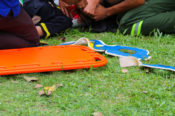 brancard-redding Medische hulpdienst, een help-patiënt in de situatie van een redding - Foto, afbeelding