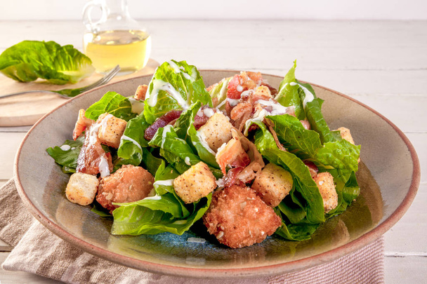 Kana Caesar salaatti valkoinen puinen pöytä tausta
 - Valokuva, kuva