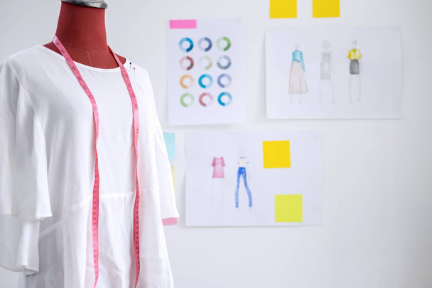 Teyp terziler Studio, ölçme ile beyaz kıyafetler tasarlamak yaratıcı ve sanatsal kavramı kırmızı kukla. - Fotoğraf, Görsel