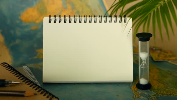 Concept de voyage. Thème des vacances tropicales avec carte du monde et carnet. Éléments de voyage avec espace de copie
 - Séquence, vidéo