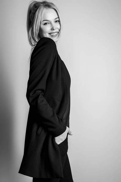 Young sensual model woman pose in studio. Black-white portrait. - Foto, immagini