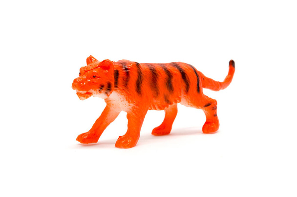 Tigris modell elszigetelt fehér background, műanyag állati játékok - Fotó, kép