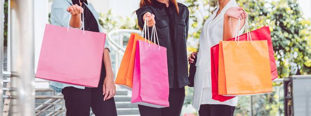 ショッピング バッグで買い物を楽しんで幸せな女は。ショッピング、女性ライフ スタイルのコンセプト - 写真・画像