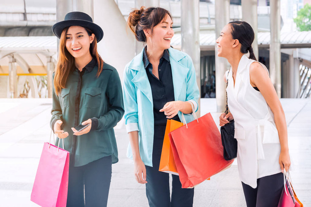 Mujer feliz con bolsas de compras disfrutando en las compras. compras de mujeres, concepto de estilo de vida
 - Foto, Imagen