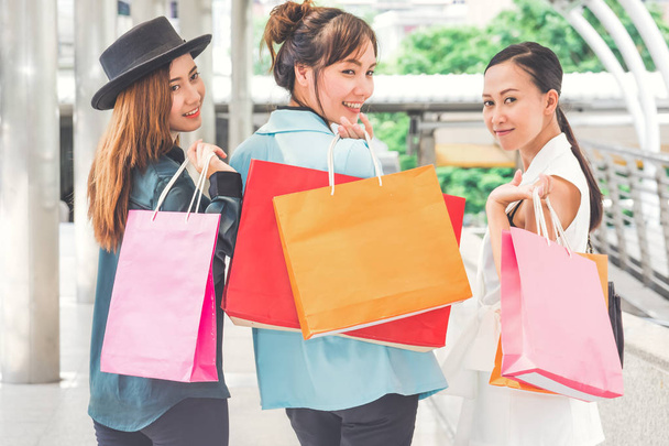 Счастливая женщина с сумками, наслаждающаяся покупками. магазины для женщин, концепция образа жизни
 - Фото, изображение