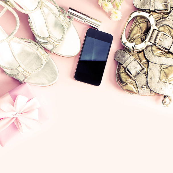 Modern moda aksesuarları genç kadın ayakkabı çanta telefonu gadget hediye kutusu pembe arka plan. Üstten görünüm düz yatıyordu - Fotoğraf, Görsel