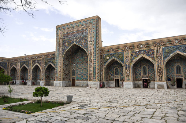 ウズベキスタン、サマルカンドのレギスタン広場にウルグは神学校の中庭 - 写真・画像