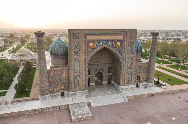 Görünümünden Sher-Dor medrese Ulugbek medrese minare Registan Meydanı'Semerkand, Özbekistan - Fotoğraf, Görsel