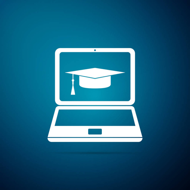 Maturitní čepici a laptop ikona izolované na modrém pozadí. E-learning nebo ikonu pojem e-learning. Plochý design. Vektorové ilustrace - Vektor, obrázek