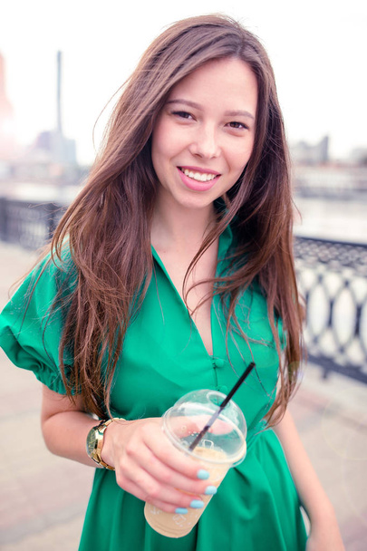 Glückliche junge Stadtfrau trinkt Kaffee in europäischer Stadt - Foto, Bild