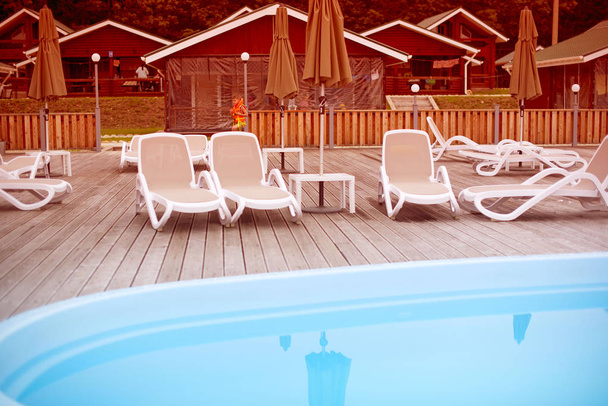 Defocus Outono paisagem recreação deck cadeiras piscina guarda-chuva cerca de casa de madeira. Paisagem rural fundo natural
 - Foto, Imagem