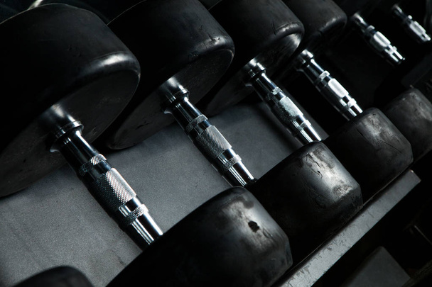 Черный металл или сталь тяжелые гантели, тяжелая атлетика оборудование для силовых тренировок, спорт
 - Фото, изображение