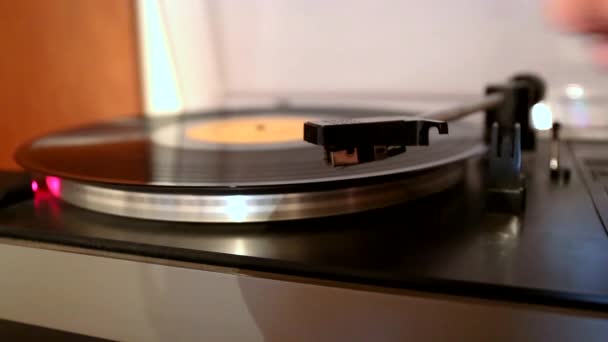 Ejecutar y detener el viejo tocadiscos de gramófono con disco giratorio. La aguja se coloca en el disco giratorio y se absorbe
. - Metraje, vídeo